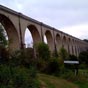 Le viaduc du chemin de fer le long de la Vienne.